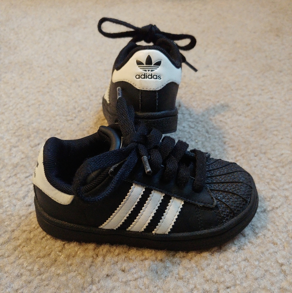 7k toddler Adidas tennis shoes